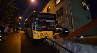 Sarıyer'de İETT otobüsü kaygan yolda bariyerlere çarptı: 2 yaralı