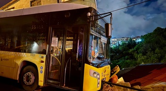 Sarıyer'de İETT otobüsü bariyerlere çarptı: Evin çatısına düşmeden durdu