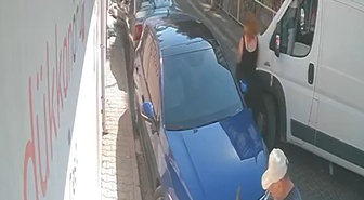 İzmir'de bir kişi yere düşürdüğü 100 bin TL'yi bulan şüpheli yakalandı