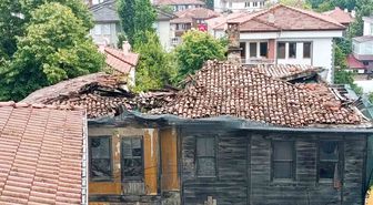 Bartın'da tarihi binanın çatısı çöktü