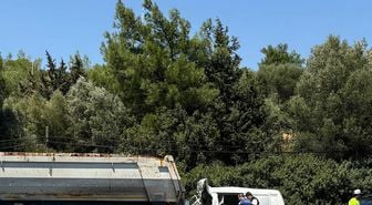 Bornova'da TIR'a Çarpan Minibüsün Sürücüsü Hayatını Kaybetti