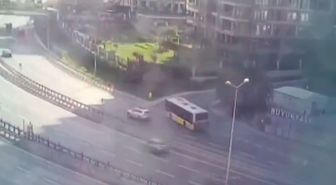 İETT Otobüsü Duvara Çarptı: Kaza Anı Kamerada