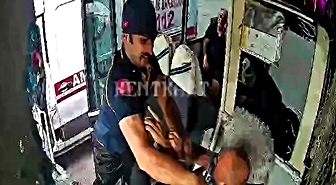 Adana'da Otobüs ve Ambulans Şoförü Arasında Yol Verme Kavgası Kamerada