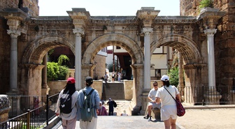 Hadrian Kapısı: 1900 Yıllık Tarih ve Işıkla Buluşan Mimari