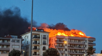Milas'ta Apartman Çatısında Yangın