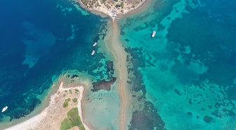 Cunda ile Maden Adası arasında denizde yürüyüş keyfi