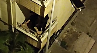 Balkondan eve giren 2 hırsız polise yakalandı