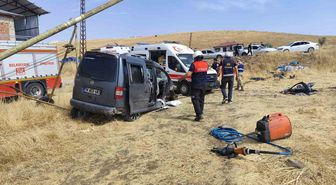 Elazığ'da Hafif Ticari Araç Tarlaya Uçtu: 5 Yaralı