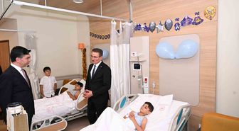 Erzurum Valisi Baruş, sünnet olan çocukları hastanede ziyaret etti