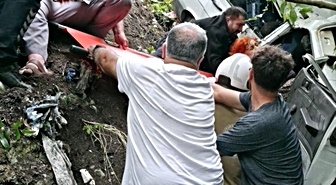 Erzin'de Otomobil Uçuruma Yuvarlandı: 2 Yaralı