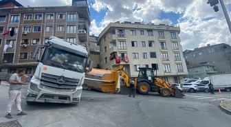 Kağıthane'de hafriyat kamyonu park halindeki aracın üzerine devrildi