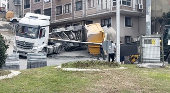 Kağıthane'de Hafriyat Kamyonu Devrildi: Araç Hasar Gördü
