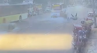 Kağıthane'de motokurye zincirleme kazaya neden oldu