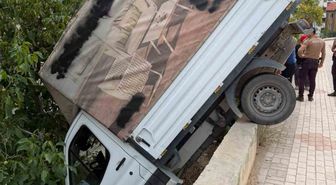 Elazığ'da Kamyonet Bahçeye Uçtu: 1 Yaralı