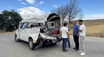 Kulu'da Kamyonet-Minibüs Çarpıştı: Yaralı Yok
