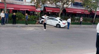 Nallıhan'da zincirleme kaza: Tır 2 otomobile çarptı