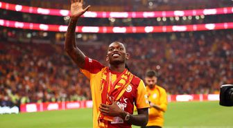 Leao, Galatasaray Taraftarını Selamladı