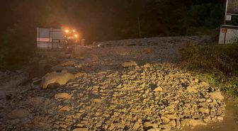 Çaykara'da sel: Dere taştı, yol kapandı