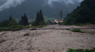 Uzungöl'de Sağanak Sonrası Taşkın: Yol Ulaşıma Açıldı