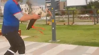 Temizlik Görevlisi Yaralı Leyleği Denizden Kurtardı