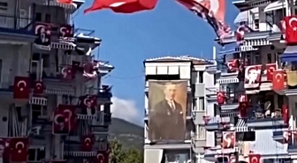 Gemlik'te 30 Ağustos coşkusu: Site kırmızı-beyaza büründü
