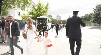 Anıtkabir'de Zafer Bayramı Coşkusu: Her Yaştan Vatandaş Ata'ya Akın Etti