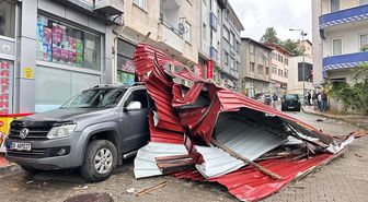 Şavşat'ta Fırtına: Uçan Çatı 3 Araca Zarar Verdi, İşçi Saniyelerle Kurtuldu