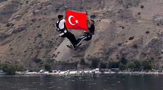 Büyük Zafer'in 104. yıl dönümü 600 metrelik zipline hattında Türk bayrağıyla kutlandı