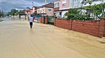 Güzeloğlu Mahallesi'nde Su Taşkını: Vatandaşlardan Dere Yapılması Talebi