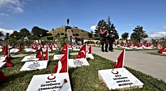Dumlupınar Şehitliği 30 Ağustos'ta Ziyaretçi Akınına Uğradı