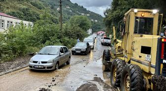 Giresun'da Sağanak: Yollarda Toprak Kayması