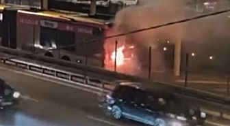 Metrobüste Yangın Panik Yarattı: Yolcular Tahliye Edildi