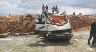Ermenek'te Yonca Balyası Yüklü Kamyonet Devrildi: 1 Ölü, 1 Yaralı
