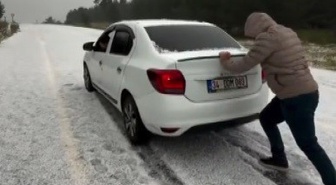 Sarıkamış'ta Ağustos'ta Kış Görüntüsü: Dolu Yolları Beyaza Bürüdü