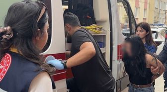 Eskişehir'de Sinir Krizi Geçiren Kadın Çekiçle Zarar Verdi, Polis Çocuğu Çikolatayla Sakinleştirdi
