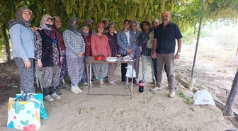 Öğretmen Çiftçiden Bağda Sürpriz Doğum Günü