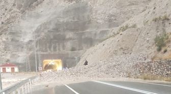 Oltu-Artvin yolu sağanak nedeniyle trafiğe kapandı