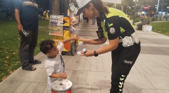 Kaybolan Çocuğa Polisten Oyuncaklı Teselli