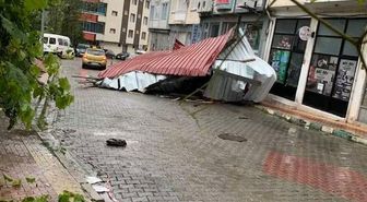 Şavşat'ta Fırtına Çatıyı Uçurdu, Park Halindeki Pikabın Üzerine Düştü