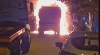 Sultangazi'de hafriyat kamyonu alev alev yandı