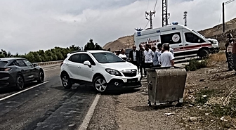 Gevaş'ta Kamyonet-Otomobil Çarpıştı: 1 Yaralı