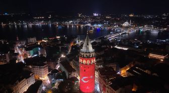 Galata Kulesi'ne Zafer Bayramı'nda Türk Bayrağı Yansıtıldı