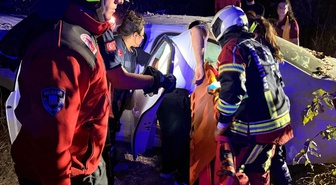 Ayvalık'ta Otomobil Şarampole Devrildi: 3 Yaralı