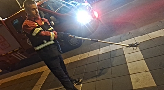 Cami bahçesine giren yılan itfaiye ekiplerince yakalandı