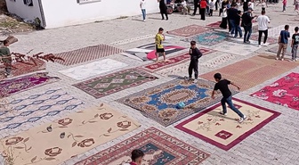 Çocuklar halı ve kilimlerden kendi sahalarını yaptı