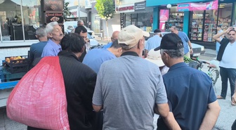 Kadirli'de hayırseverin börek dağıtımına yoğun ilgi
