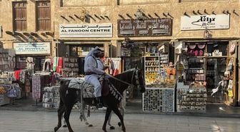 Katar'da Atlı Polisler Tarihi Çarşıda Güvenlik ve Nostalji Sunuyor
