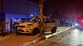 Denizli'de Kontrolden Çıkan Otomobil Ağaca Çarptı: Sürücü Yaralandı