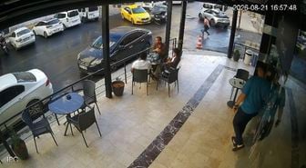 Mardin'de kaza: Otomobil kafeye daldı