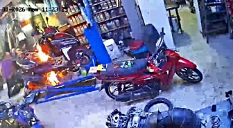 Tamirhanede alev alan motosiklete müşteri üfleyerek müdahale etti